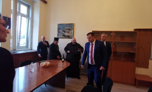 Православен свещеник освети стаята на парламентарната му на Възраждане в