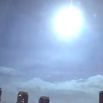 Огромна светкавица над небето на Киев – НАСА отрича това да е нейният паднал сателит