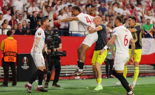 Шесткраният носител на трофея Севиля надигра категорично с 3 0 Манчестър