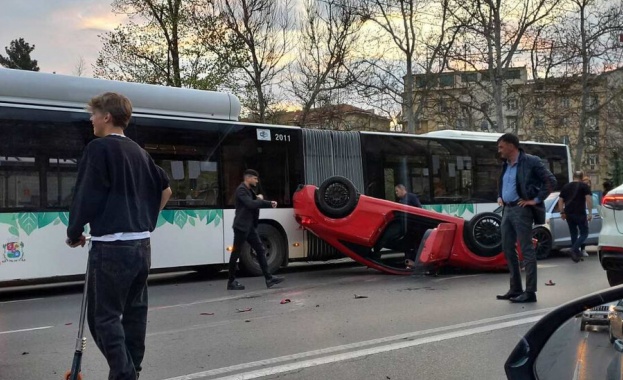 Спортен автомобил вчера се обърна по таван на бул Цар