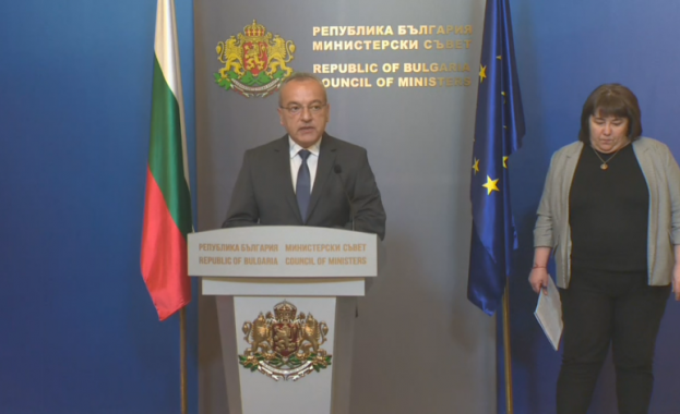 Министър-председателят Гълъб Донев и министърът на финансите Росица Велкова представят