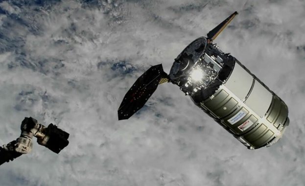 Американският космически товарен кораб Сигнус (Cygnus) се отдели от Международната