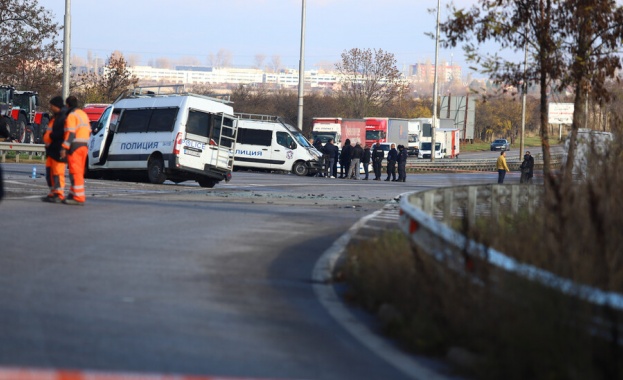 Постоянен арест за шофьора на буса с мигранти, блъснал патрулка край София