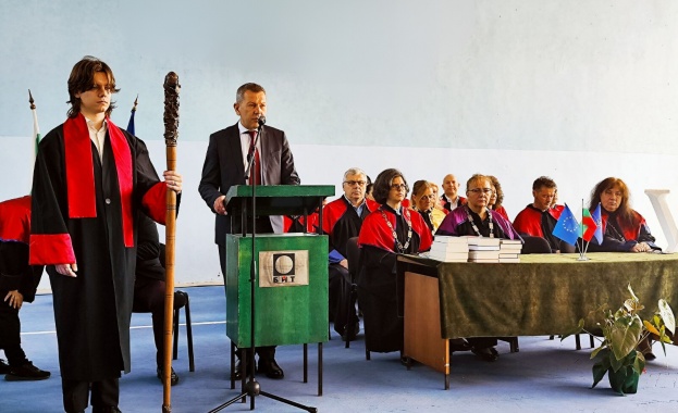 Министърът на електронното управление Георги Тодоров връчи дипломите на първия