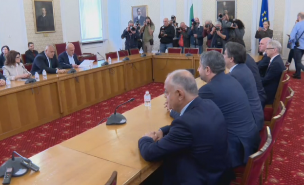 Борисов на лидерската среща между ГЕРБ-СДС и ПП-ДБ: Трябва да намерим начин за правителство с първия или втория мандат  (Видео)
