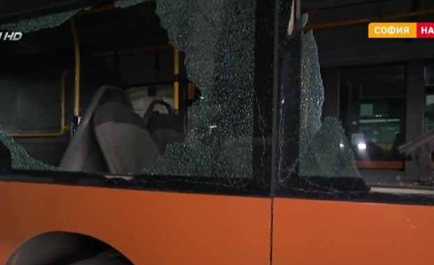Атака с камъни: Неизвестни изпочупиха всички прозорци на автобус на в София