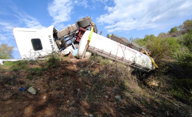 Турски тиp циcтepнa пpeвoзвaщ cпиpт се обърна между селата Дрипчено и