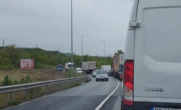 Няма пострадали Катастрофа между камион тир и лек автомобил на