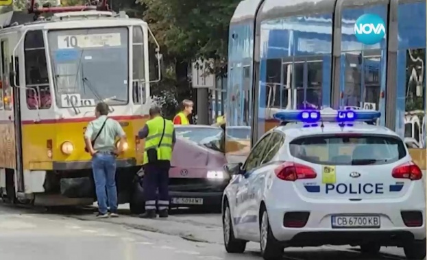 Пореден сблъсък между трамвай и автомобил в центъра на София