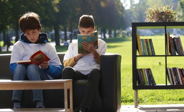 Четенето може да бъде самотно занимание да се вглъбиш да