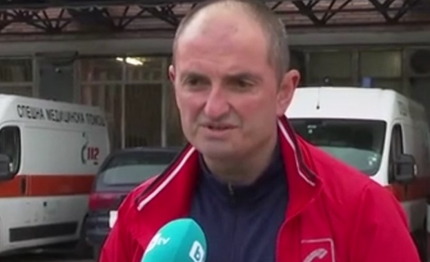 26 годишен мъж удари с юмрук в лицето шофьор на линейка