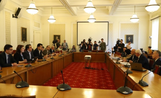 ГЕРБ-СДС и ПП-ДБ обсъждат в парламента параметрите на бюджета за