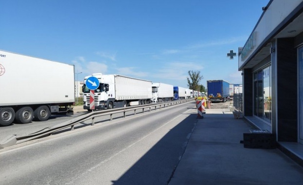 Километрична опашка от тежкотоварни камиони се образува от рано тази