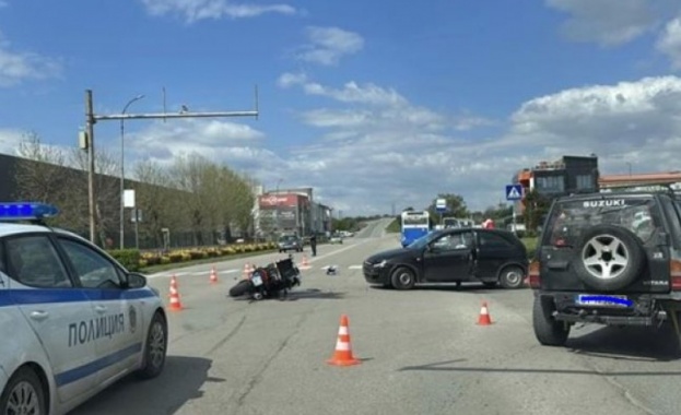 Моторист беше блъснат от лек автомобил Инцидентът се случи на