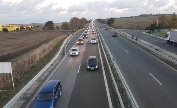 Заради очаквания трафик днес и утре: Ограничават движението на камионите в участък от АМ "Тракия"