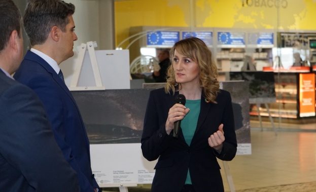 Ние сме тук на кръстопътя на заминаващите и на пристигащите