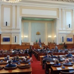 Парламентът удължи работното си време