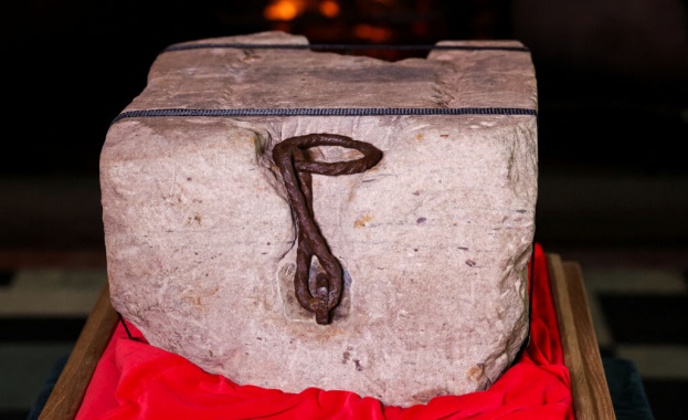 Камъкът на Съдбата беше посрещнат снощи с тържествена служба в