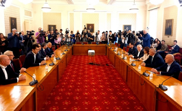 Преговорите за правителство: Интензивни срещи между първите две сили