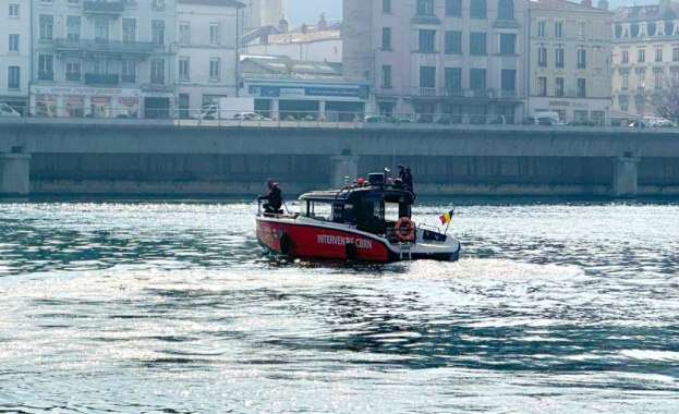 Дървена лодка с 12 души се преобърна и потъна в