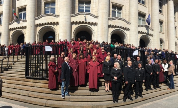 Прокурори и следователи излязоха на протест в подкрепа на Иван Гешев