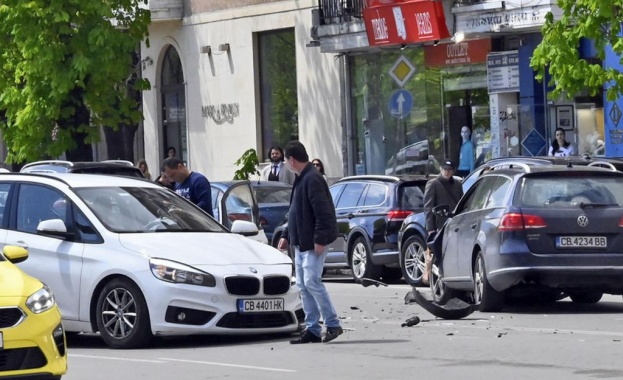 Два автомобила се удариха на оживено кръстовище в София