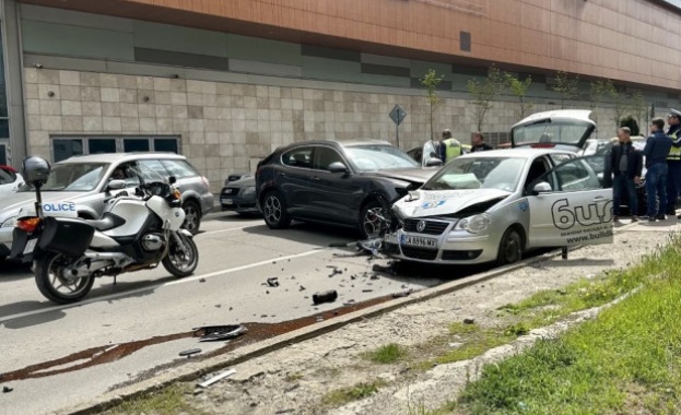 Тежка катастрофа между два автомобила в района на столичен мол