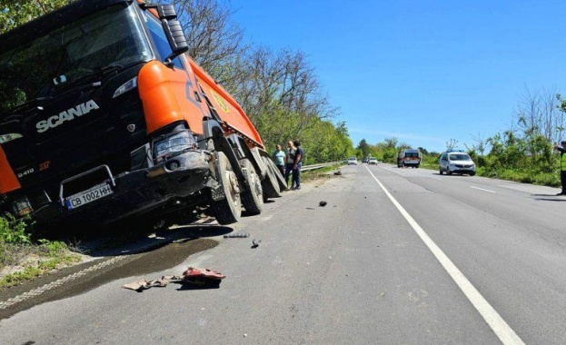 Камион и лек автомобил са се сблъскали на главния път