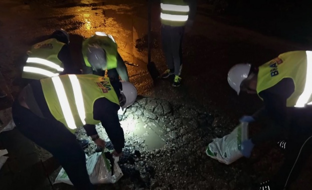 Жители на Пловдив започнаха да запълват сами дупките по улиците