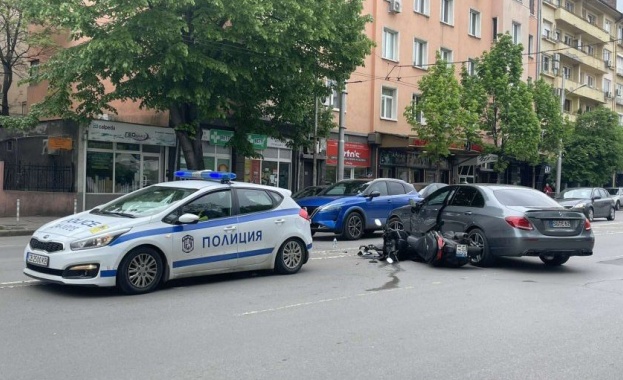 Моторист пострада след засичане на бул Васил Левски в София