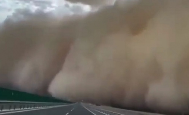 Мощна пясъчна буря се развихри в северозападната китайска провинция Синдзян