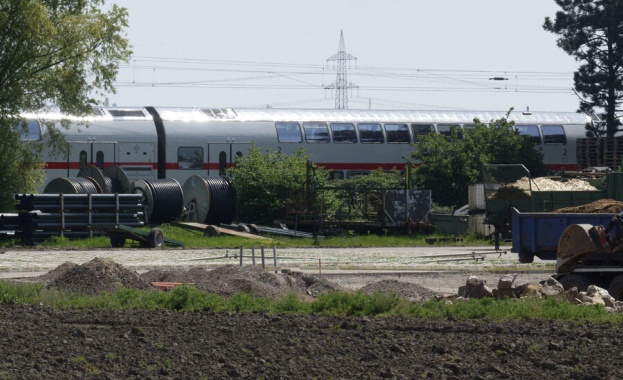 Двама души загинаха след като влак блъсна група от железопътни