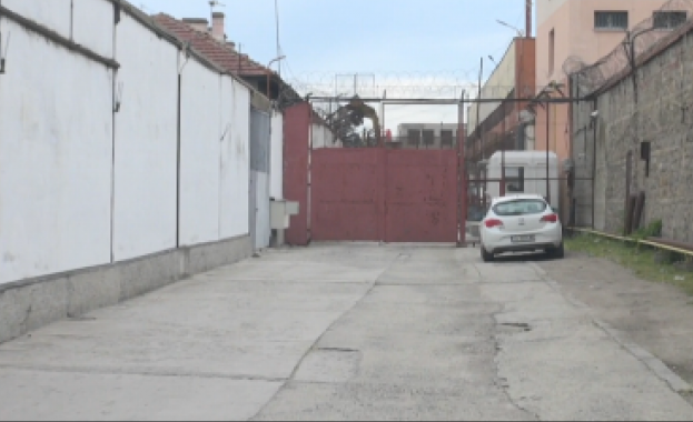 Кола се вряза в един от порталите на затвора в