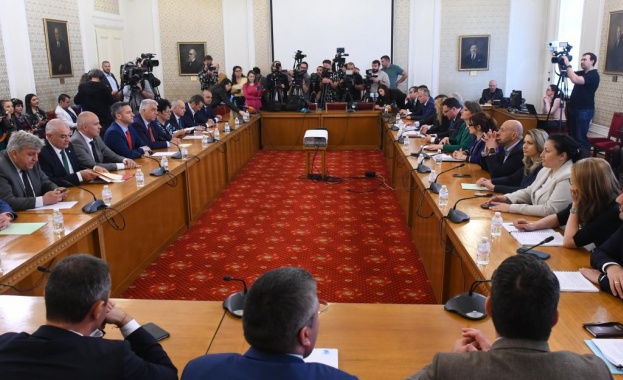 ГЕРБ-СДС и БСП разговарят в парламента за съставянето на правителство