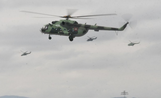 Военната авиация проведе репетиции за парада в небето над София (Снимки)