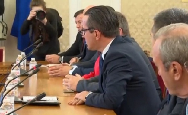 Представителите на ГЕРБ-СДС и на Възраждане разговарят в парламента преди