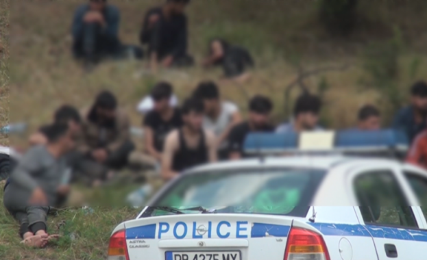 52 мигранти в два товарни автомобила задържаха полицаи във Врачанско