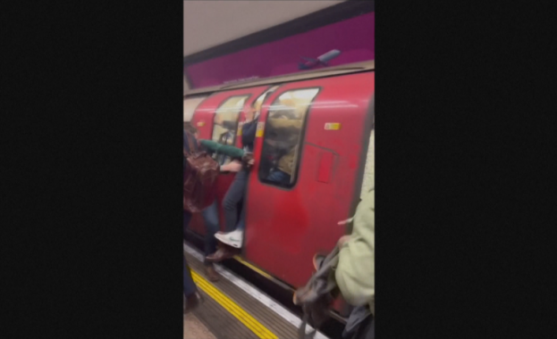 Задимяване във влак в метрото в Лондон предизвика огромна паника Пътници