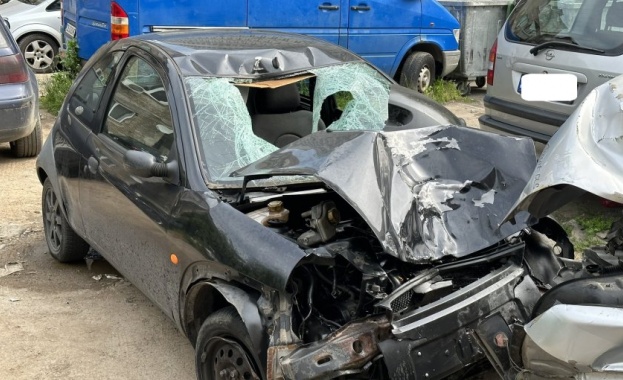 Колата с която 18 годишен шофьор уби двама младежи на бул