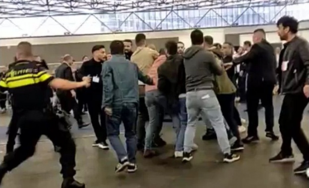 Десетки холандски полицаи късно в неделя прекъснаха голям бой в