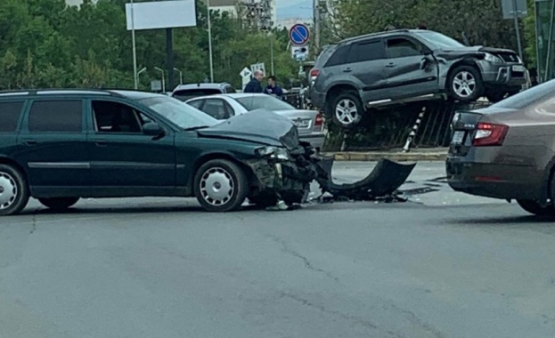 Джип катастрофира във входа на метростанция в София