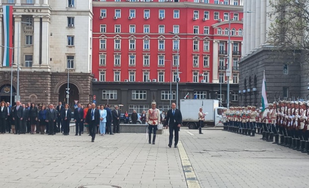 Радев и Йотова присъстват на церемония по издигане знамето на ЕС пред Президентството