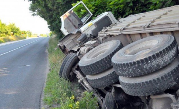 Шофьор пострада след пореден инцидент във Великотърновска област. Катастрофата е