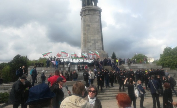 Шествието Безсмъртния полк извървя маршрута си храм паметника Александър Невски до