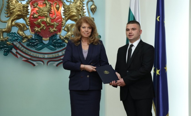Вицепрезидентът Илияна Йотова връчи на Христиан Пендиков документите му за