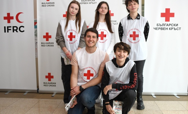 Председателят на Българския Червен кръст акад Христо Григоров награди дарители