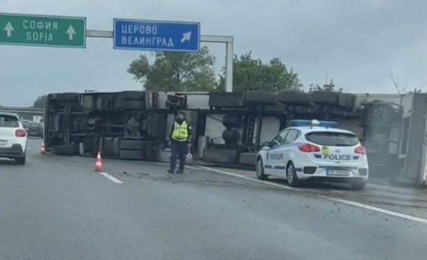 Тир се обърна на 70 ия километър на АМ Тракия в