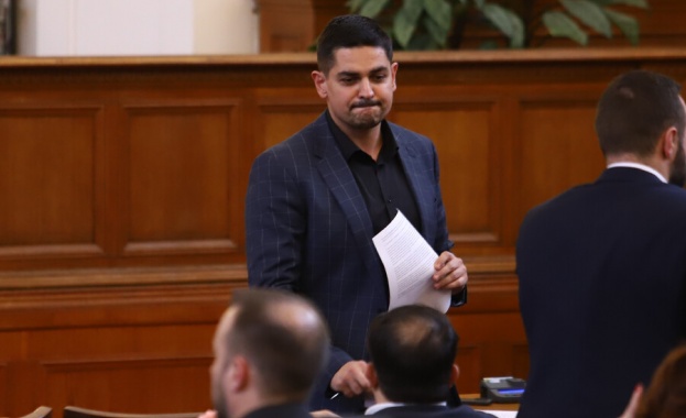 Току що депозирах в деловодството на НС декларация за отказ от