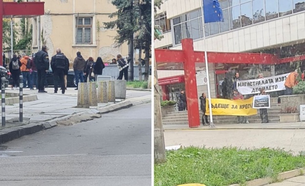 Десет еколози начело с бившия главен съветник на Борислав Сандов