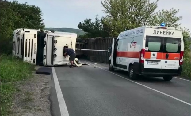 Тир с шофьор употребил алкохол се обърна на пътя Велико